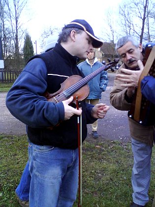 harmonika zprvu odmítala poslouchat, ale naši muzikanti si poradí se vším, a tak neposlušné knoflíky brzy vrátili do patřičných mezí